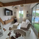 Avec Piscine Proche Plages דירה אגדה